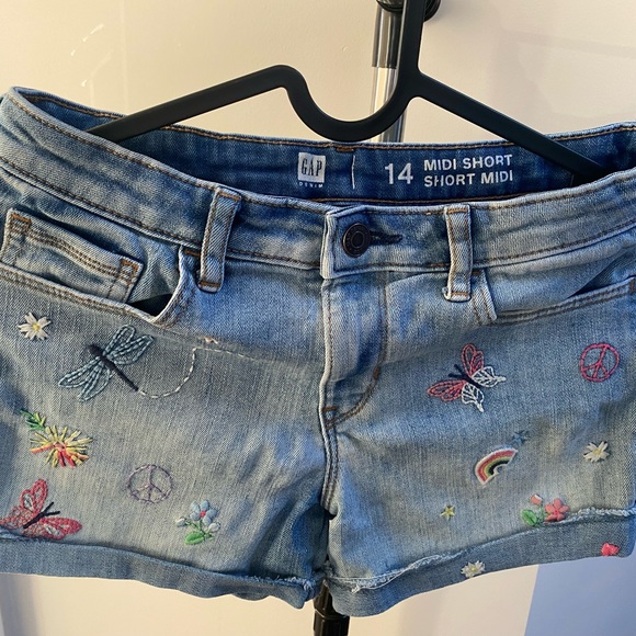 Brand is GAP. Girls size 14 shorts. Good condition - Picture 2 of 4
